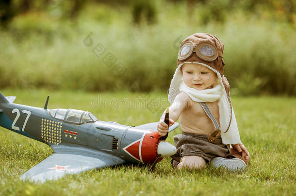 儿童飞行员。 孩子在户外玩。 带玩具喷气背包的小飞行员