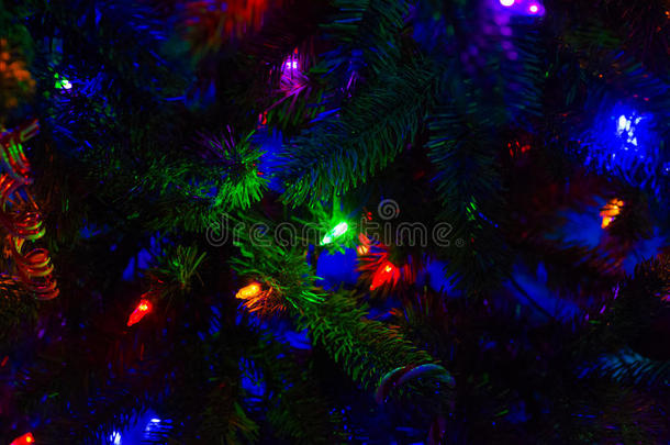 圣诞树上有灯，闪闪发光