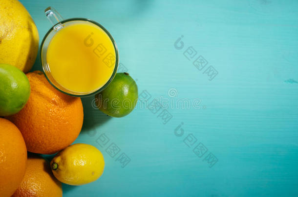 柑橘、橘子、石灰、柠檬、柚子、柚子的水果，在一杯玻璃杯中加入橙汁。 背景上签名的空间