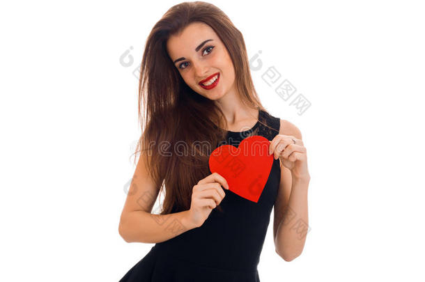 穿着黑色连衣裙和红色口红的漂亮年轻女孩拿着一张心形卡片