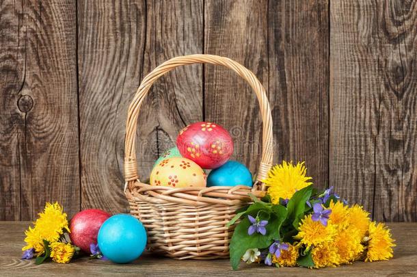 木制桌子篮子里的复活节鸡蛋。