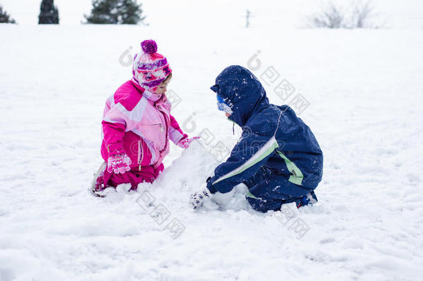 男孩和女孩堆雪人