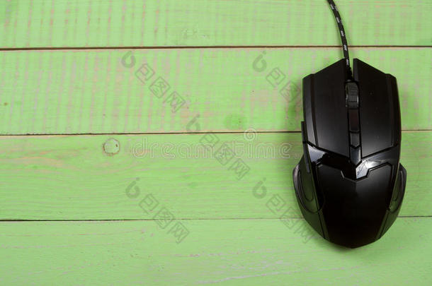 黑色电脑鼠标在绿色木制背景与复制空间为您的文本。 上面的风景