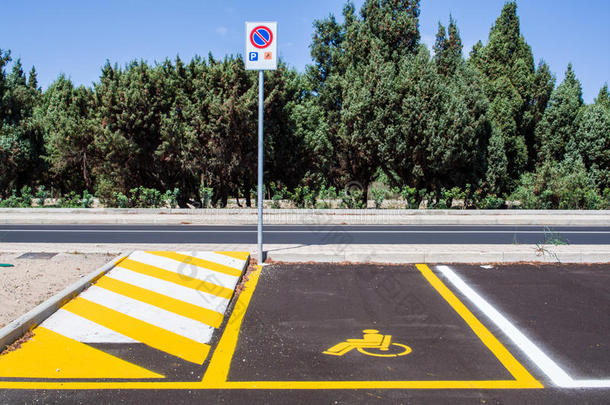 残疾人汽车停车场。 路标。