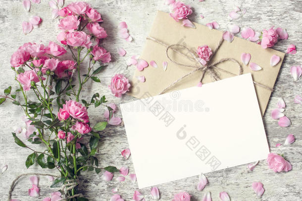 空白白色贺卡和信封，粉红色玫瑰花