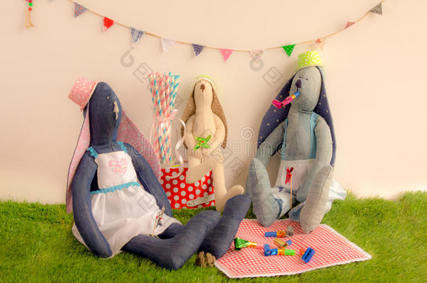 手工布兔娃娃坐在草地上庆祝