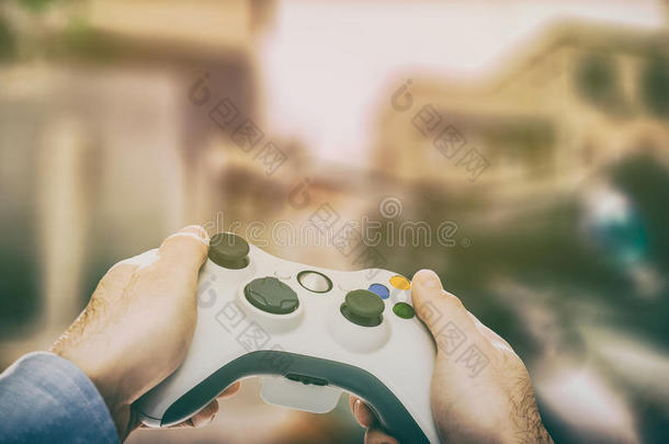游戏游戏在电视或显示器上播放视频。 玩家的概念。