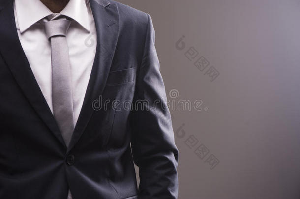 穿<strong>白领</strong>衬衫和领带西装的商人的特写肖像。