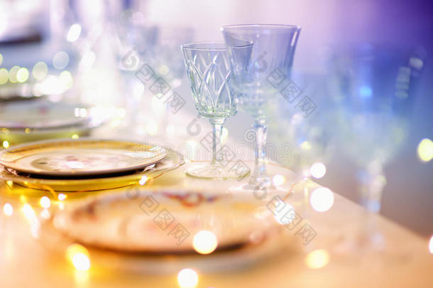 美丽的桌子设置与陶器为聚会，婚宴或其他节日活动
