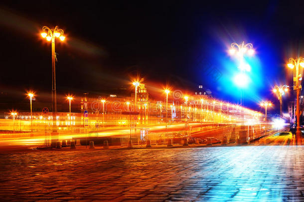 夜间城市街道的概念与运动模糊的背景下的街道照明