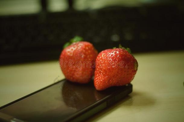 手机可移动的办公室红色草莓