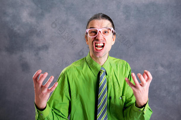 愤怒的男人穿着绿色衬衫，粉红色的眼镜和领带