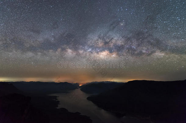 明显的银河系在湖和山的上方。 法当光观景点，梅坪国家公园