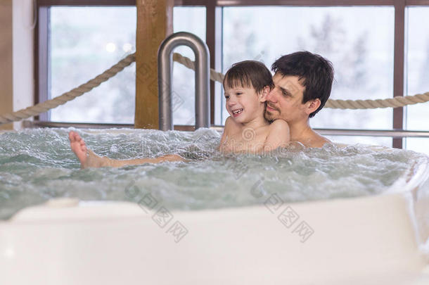 爸爸和儿子在浴缸里放松