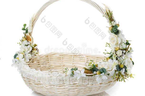 花篮在白色背景上庆祝复活节