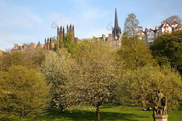 爱丁堡，苏格兰：王子街花园的景色与春天的色彩<strong>天才</strong>的建筑雕像在前景