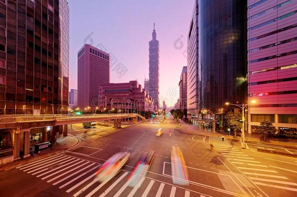 台北市中心一个街角的城市景观，清晨黄昏时有交通小径