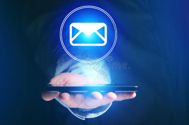 在智能手机界面上发送带有消息图标的电子邮件的概念