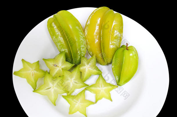 杨桃或星苹果水果，杨桃水果片或星苹果水果在白色盘子上。