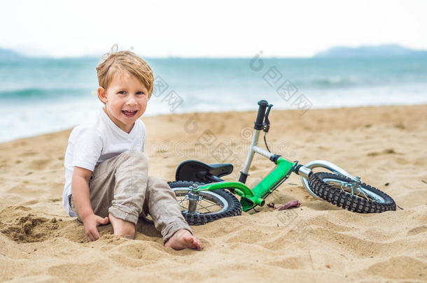 活跃的金发男孩和自行车在海边。 蹒跚学步的孩子在温暖的<strong>夏天做</strong>梦和玩得开心。 <strong>户外</strong>游戏给孩子