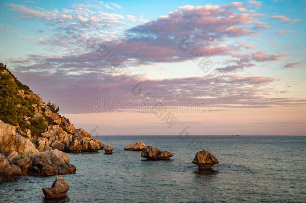 傍晚在橙色的日落在海边的夏天