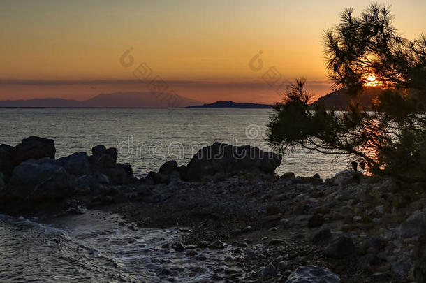 傍晚在橙色的日落在海边的夏天