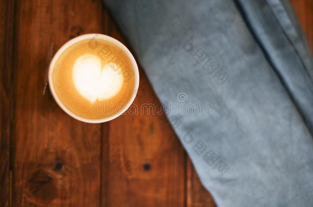 咖啡在木桌上的纹理与空间的文字