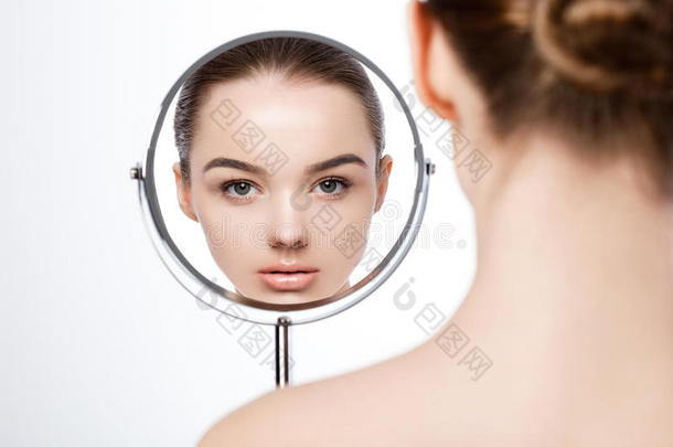 美女自然化妆照镜子