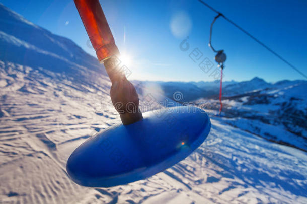 早上在山地滑雪胜地按钮电梯
