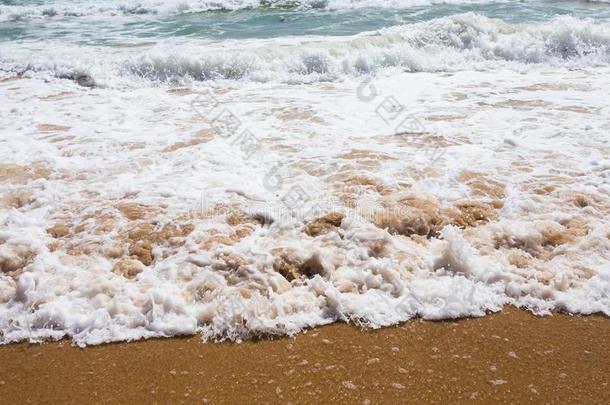 美丽的地中海海水拍打着岸边