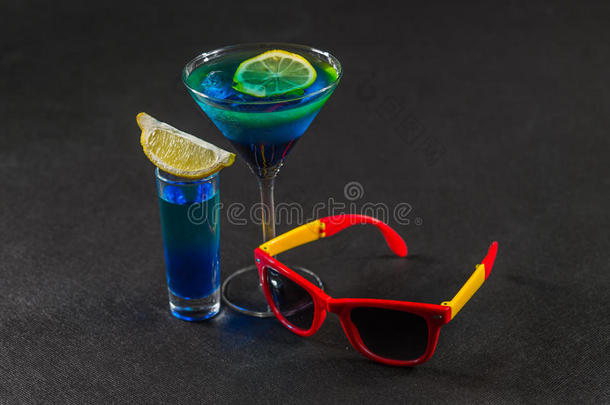 <strong>彩色</strong>饮料，蓝色和绿色的结合，<strong>柠檬</strong>，马提尼g