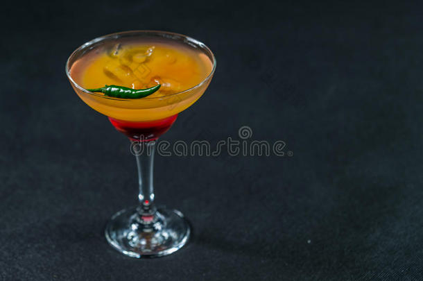 彩色饮料，混合红橙，柠檬，马提尼玻璃