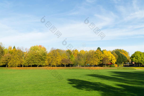 秋天有蓝天白云的当地公园