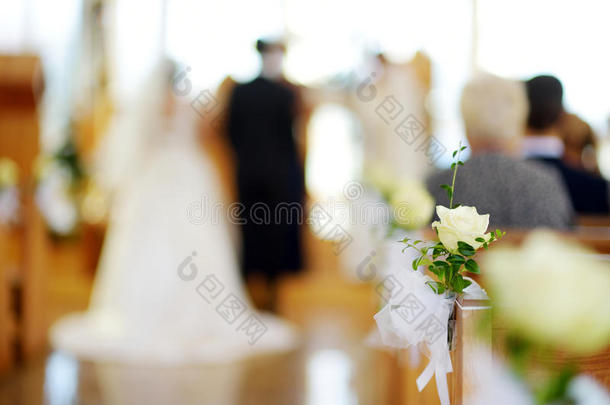 婚<strong>礼仪</strong>式期间教堂里美丽的鲜花婚礼装饰