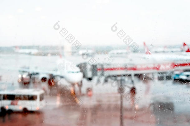 机场的飞机。从机场候机楼窗口看。模糊的雨景