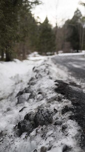 脏雪图片