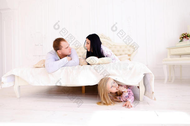 女儿躲在床<strong>底下</strong>，爸爸妈妈在家说话