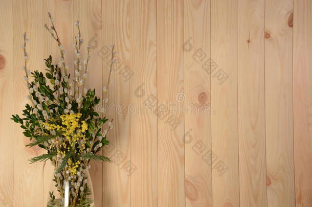 美丽的柳树花束和模仿在花瓶在一个木制的背景