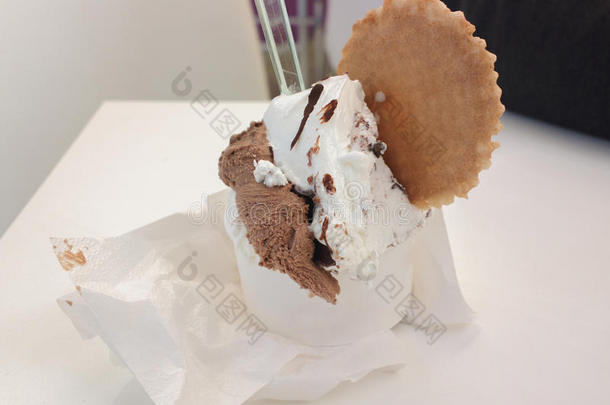 奶油冰淇淋和华夫饼。 美味的甜点