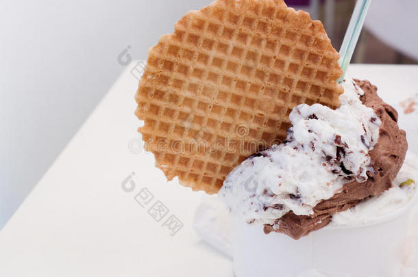 奶油冰淇淋和华夫饼。 美味的甜点