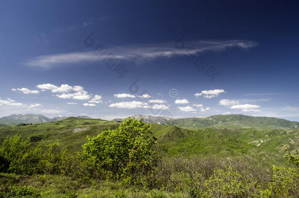 山上的绿色草地。 自然的组成。 美丽的风景，大高加索的春景自然。 阿塞拜疆的春天。