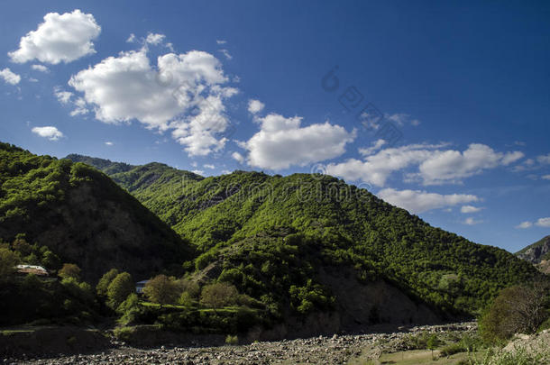 骑自行车<strong>山路</strong>。 高山上的雾蒙蒙的<strong>山路</strong>.多云的天空和<strong>山路</strong>。 大高加索。 阿塞拜疆拉希奇