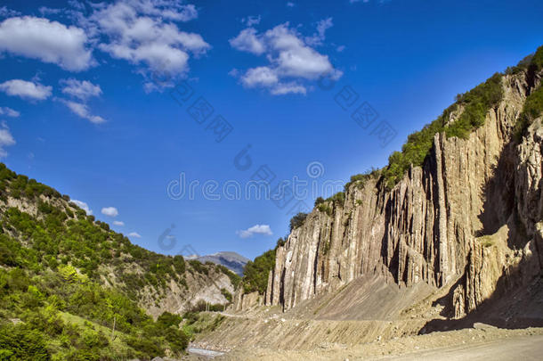 骑自行车<strong>山路</strong>。 高山上的雾蒙蒙的<strong>山路</strong>.多云的天空和<strong>山路</strong>。 大高加索。 阿塞拜疆拉希奇