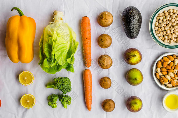 白色背景上的新鲜水果和蔬菜、谷物和坚果。