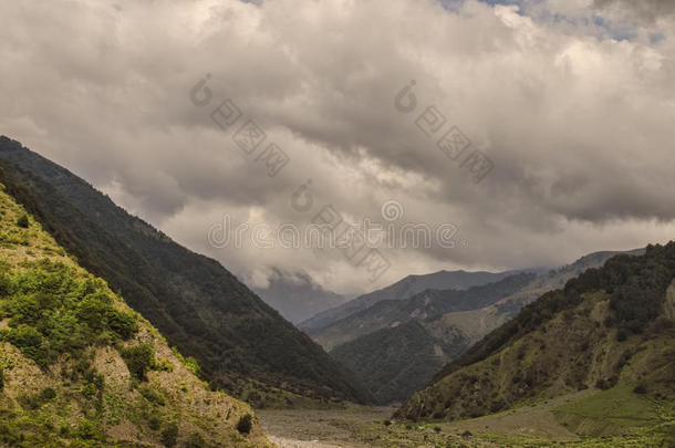 美丽的夏季景观在山上，绿色的草地和深蓝色的天空与云。 大高加索。 阿塞拜疆