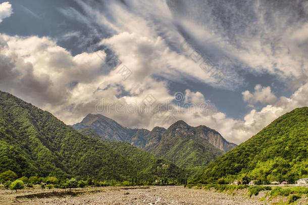 美丽的夏季景观在山上，绿色的草地和深蓝色的天空与云。 大高加索。 阿塞拜疆