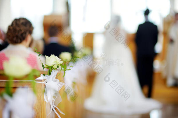 婚礼仪式期间教堂里美丽的鲜花婚礼装饰