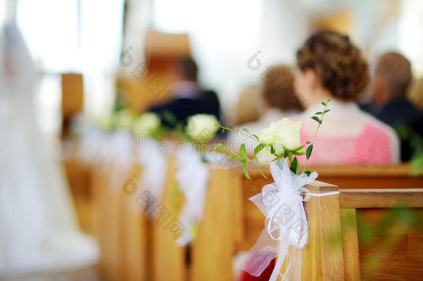 婚礼仪式期间教堂里美丽的鲜花婚礼装饰