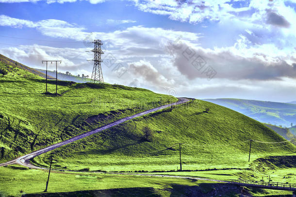 骑自行车<strong>山路</strong>。 高山上雾蒙蒙的<strong>山路</strong>。 多云的天空有<strong>山路</strong>。 阿塞拜疆塔利什山