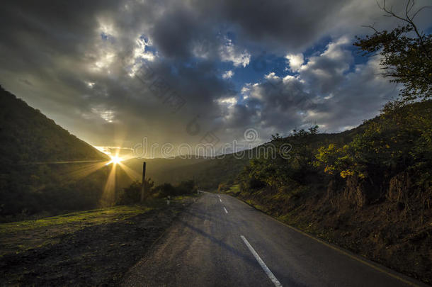 骑自行车<strong>山</strong>路。 高<strong>山</strong>上雾蒙蒙的<strong>山</strong>路。 多云的天空有<strong>山</strong>路。 阿塞拜疆塔利什<strong>山</strong>